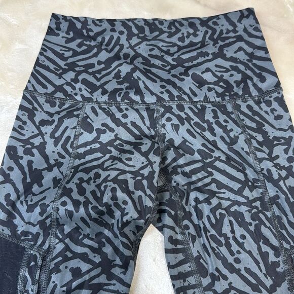Lululemon Hot To Street Crop Biggie Brushed Animal Coal Black Yoga EUC Size 4 - Picture 3 of 7